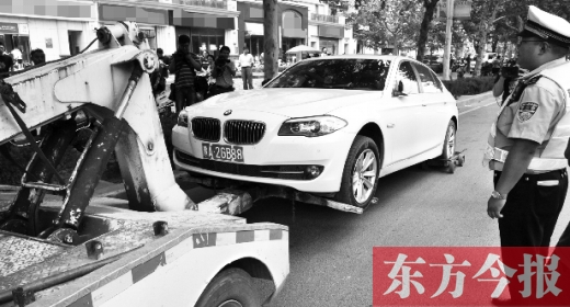 昨日，郑州市金水路与未来路交叉口东，路边违法停放的车辆被交巡警依法拖离