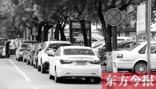 昨天下午，郑州市二七路上，醒目的禁停标志旁，停满了车