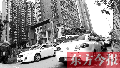 昨天下午，郑州市林科路一小区的地下停车库空空荡荡，小区外的道路边上却停满了车