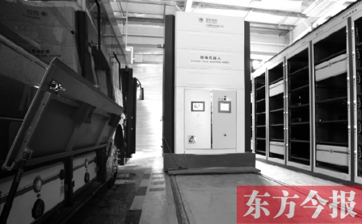 　　郑州商都路上已经建成的大型电动公交车换电站，依靠“换电机器人”，大约10分钟就可以为公交车换好充