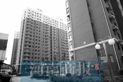 　　郑州广兴长江花园早已封顶，预售证却迟迟办不下来