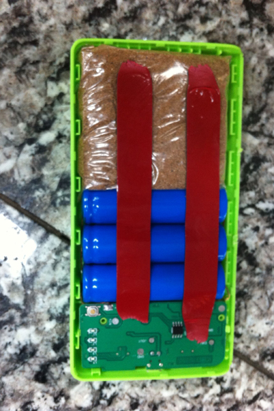 最牛充电宝,机身一半多装有沙子