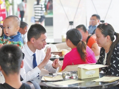 售楼部内人气爆棚