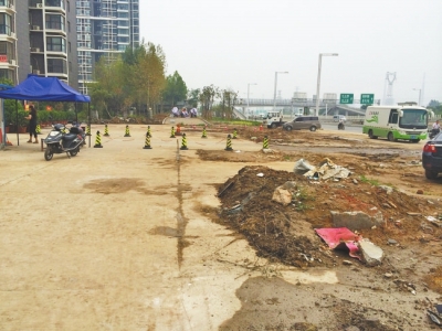 大门拆除后留下的水泥墩，不远处是已经通行的西三环。