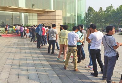 郑州市农业路西段一处售楼部门前,看房市民排起长队。