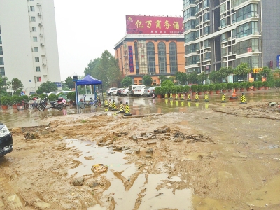 雨后，湖光苑小区门前一片泥泞。