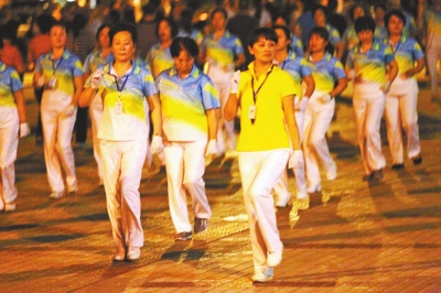 　整齐划一的广场舞也不难看