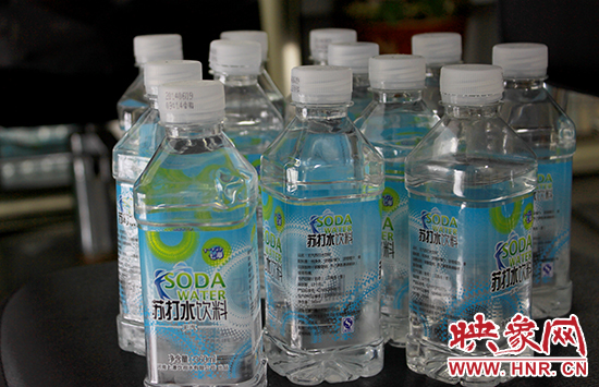 部分有絮状物的苏打水