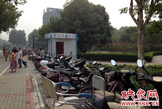 8月12日上午,记者来到市民反映的地点,发现了这个售货亭,紧临地铁1号线的出入口,但没有营业。