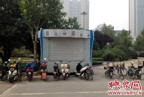 仔细观看的话,仍能依稀看出被覆盖掉的那些“拆”字。