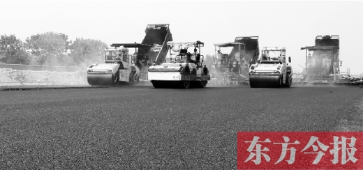 郑州通航试验区上街机场的改扩建工程正在紧张施工,宽阔的跑道已经基本竣工