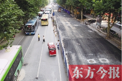 昨日，郑州市文化路西半幅已经修好，东半幅开始维修