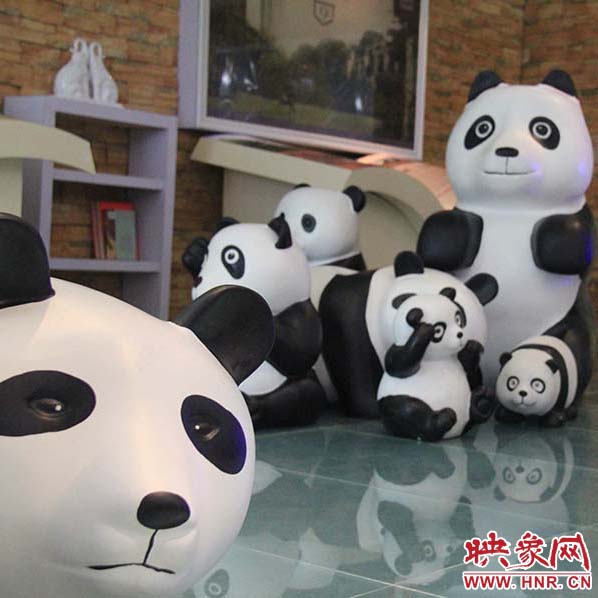 “萌熊猫”艺术展活动现场，偷看镜头的萌熊猫