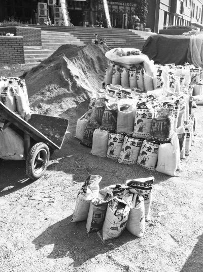 郑州美景鸿城三期门口，堆满了大沙，一袋就要4元钱。