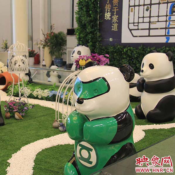 “萌熊猫”艺术展活动现场，绿灯侠版“萌熊猫”