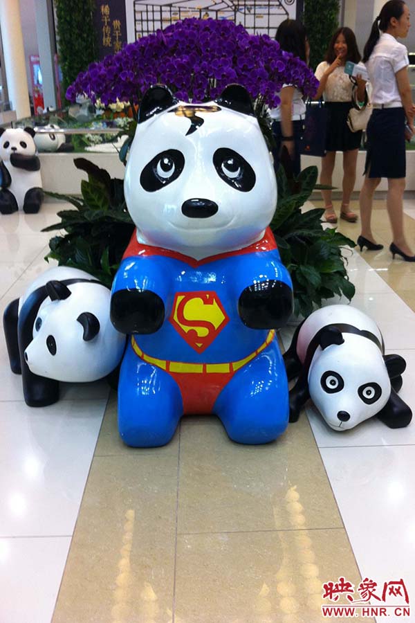 “萌熊猫”艺术展活动现场，超人版“萌熊猫”