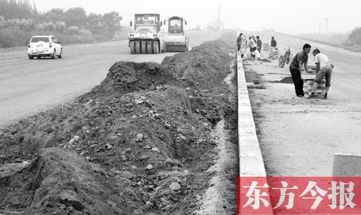 科学大道西延快速道上，工人们在施工。虽然还挂着“工程应急车道”标志，不少社会车辆还是迫不及待地从这里