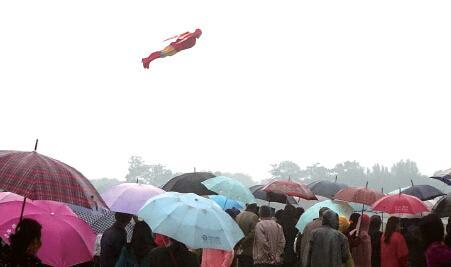 郑州首届航展签约金额251亿 现“钢铁侠”飞天 