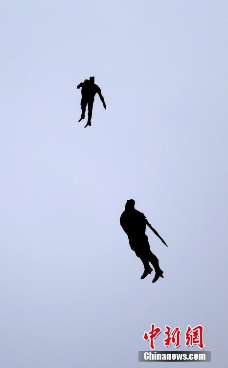 郑州首届航展签约金额251亿 现“钢铁侠”飞天 