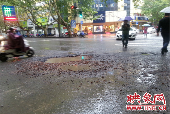 郑州多处路段道路出现破损。