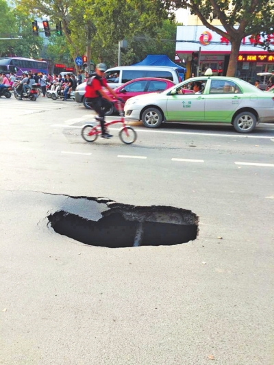 部分路段频现大坑