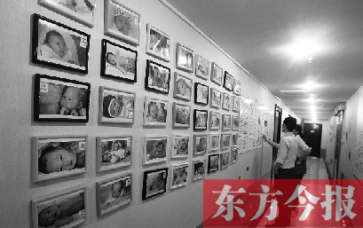 郑州金水路一家月子会所,走廊上悬挂着“萌宝”们的照片,以营造温馨、轻松的气氛