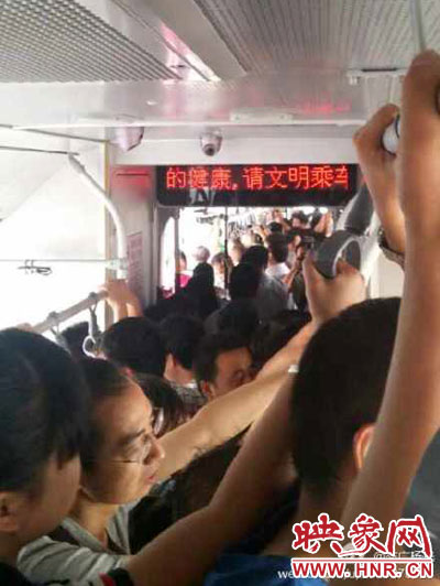 网友“@交广杨光”发微博称:早上7点半,B3车走到了中州大道农业路,乘客爆满。 网友“@交广杨光”发微博称:早上7点半,B3车走到了中州大道农业路,乘客爆满。