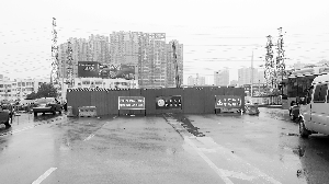 河医立交桥附近设起了围挡