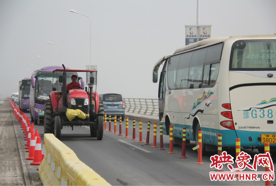 郑州黄河公路大桥西半幅封闭施工。