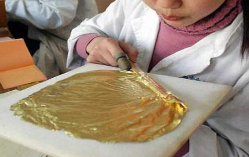 白酒加金箔，谁能喝?