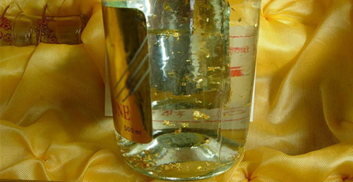 白酒加金箔，谁能喝?