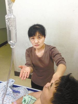 长春小伙做完腿部手术后丢失两颗门牙(图)