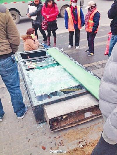 郑州春风发狂刮走三堵墙 吹断公交站牌砸中女子