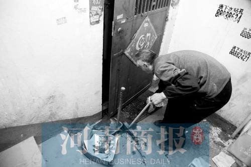 郑州一小区电线连被掐 住户门前遭泼粪堵锁眼