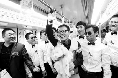 这位小伙上车就喊：“我要结婚了！”