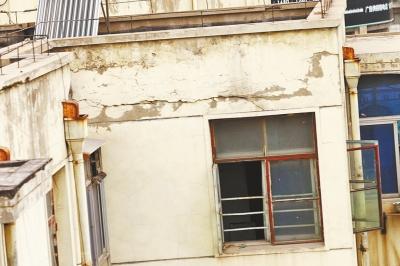 郑州大楼拆迁如地震 对面小区出现裂缝成危房