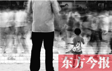 　　大妈们的舞姿常常吸引路人驻足观看