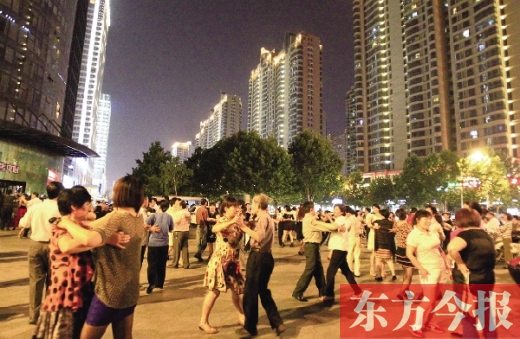 　　每天晚上8点，郑州金水路与未来路交叉口曼哈顿广场街头，广场舞准时开练