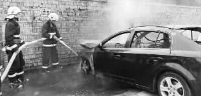 一辆轿车自燃,疑与高温有关