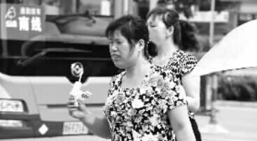 太热了,吃个雪糕降降温