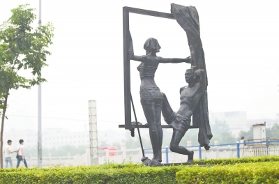 郑州东风渠旁一处雕塑，因污染严重因污染严重，远处的建筑物几乎难寻踪迹。