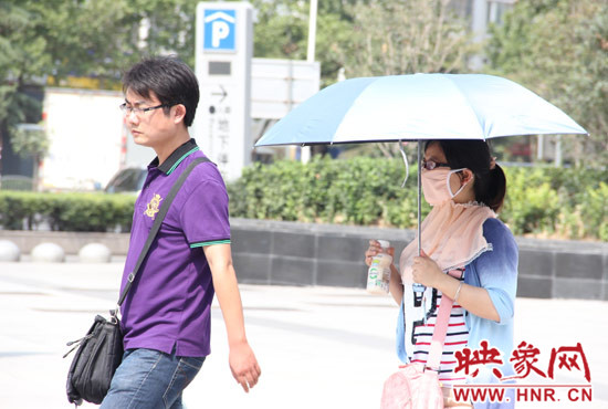 户外，爱美的女士已经开始全副武装（张光辉供图）