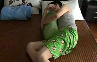 网友大晒夏日“解暑神器” 西瓜裤、矿泉水床华丽登场