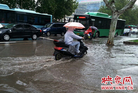 河南连续多日的降雨造成了部分城市出现的积水的情况