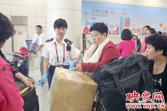 河南出入境检验检疫局在检查游客所携带的包裹。