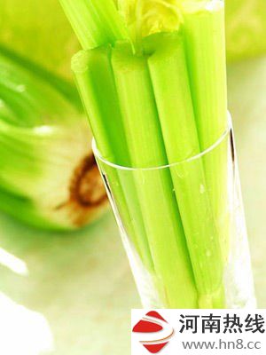 油腻食品吃太多喝杯芹菜汁