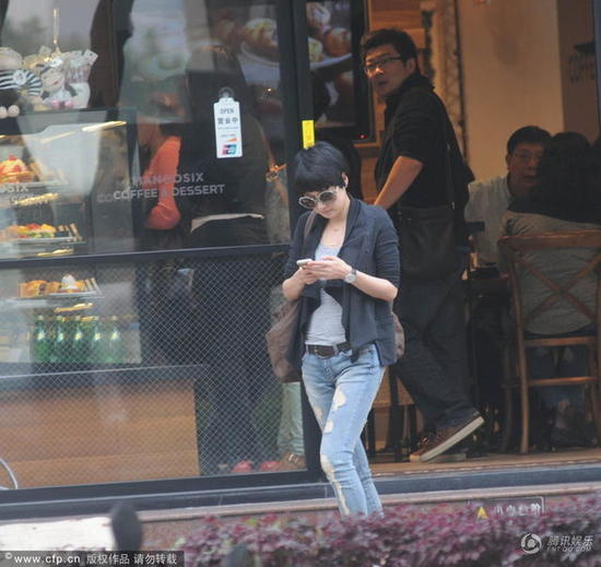 马伊琍独自现身与友人吃饭 不停玩手机先行离开