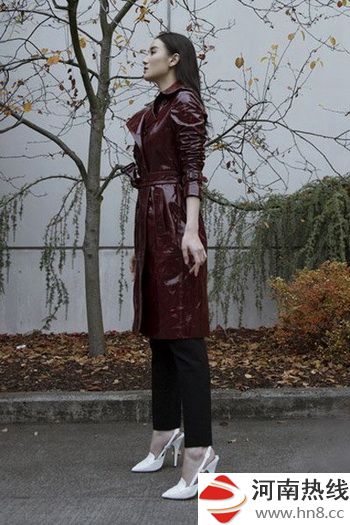 宋佳演绎时尚职场OL范儿 长款皮衣+裤装优雅又干练