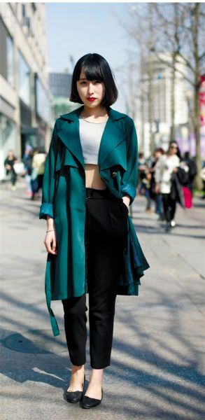 跳季街拍挑战露脐装 大胆穿搭秀春光