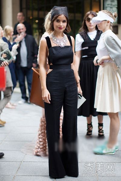 黑色吊带连体裤